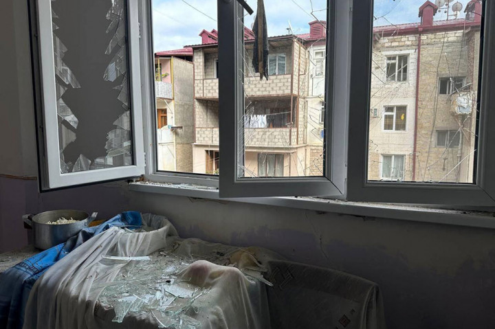 “Setidaknya ada 200 orang tewas dan lebih dari 400 orang terluka,” kata ombudsman hak asasi manusia wilayah Karabakh, Gegham Stepanyan, melalui media sosial. 