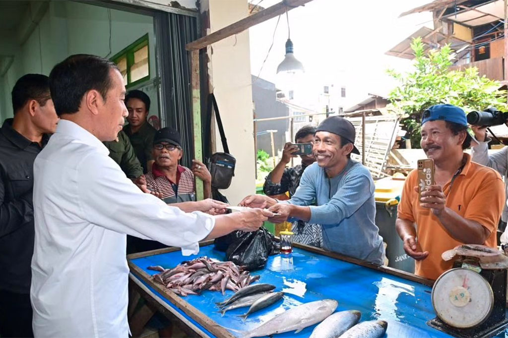 Jokowi menjelaskan bahwa sejumlah komoditas pokok di sana mengalami penurunan harga, di antaranya adalah cabai dan juga bawang. 
