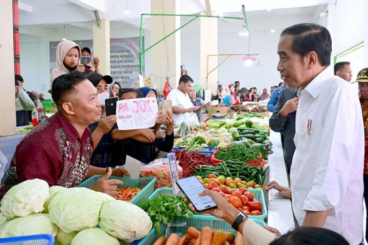 Presiden Joko Widodo berbincang dengan pedagang saat meninjau harga sejumlah kebutuhan pokok di Pasar Merdeka, Kota Samarinda, Provinsi Kalimantan Timur, Kamis, 21 September 2023.