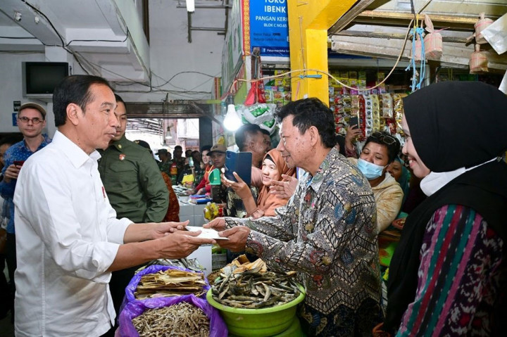 Namun, harga beras yang ada di pasar tersebut masih tergolong tinggi dan belum mengalami penurunan. Akan tetapi, Presiden menyebut saat ini beras SPHP (Stabilisasi Pasokan dan Harga Pangan) dari Bulog telah mulai disalurkan ke pasar tersebut. 