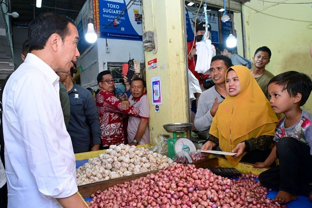 Presiden Joko Widodo mengatakan harga sejumlah kebutuhan pokok di Pasar Merdeka, Samarinda, Kalimantan Timur, masih terkendali dengan baik. 