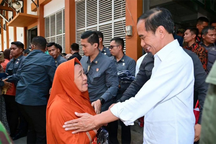 Kepala Negara juga menuturkan bahwa kenaikan harga tersebut di antaranya diakibatkan oleh fenomena super El Nino yang terjadi di tujuh provinsi dan mengakibatkan pasokan beras dari petani berkurang. Untuk mengatasi hal tersebut, Presiden mengatakan bahwa saat ini pemerintah tengah menambah cadangan beras melalui impor. 