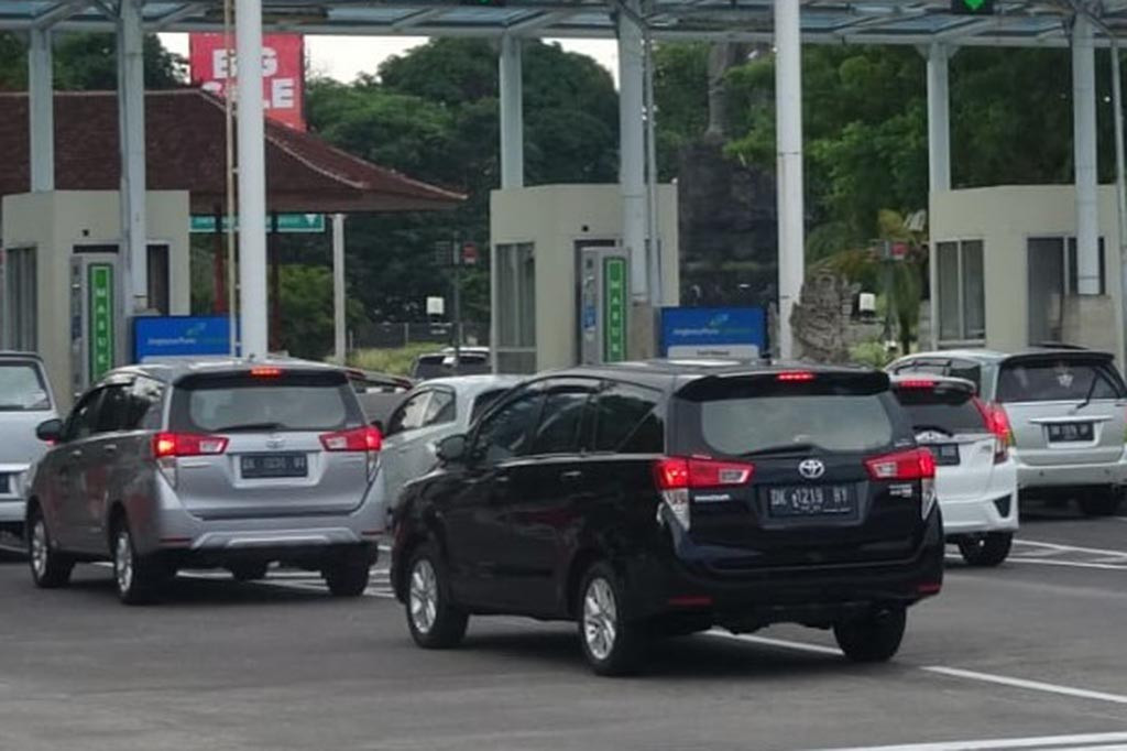 Hal ini dilakukan demi menjaga kenyamanan para pengguna jasa, terutama jelang akhir pekan yang identik dengan peningkatan volume kendaraan. Para pemangku kepentingan bandara yakni PT Angkasa Pura I Bandara Internasional I Gusti Ngurah Rai, Dinas Perhubungan Kabupaten Badung, Kepolisian Resor Kawasan Bandara Ngurah Rai, Kepolisian Sektor Kuta, dan Lanud TNI Angkatan Udara I Gusti Ngurah Rai sepakat melakukan uji coba rekayasa atau penyesuaian arus lalu lintas kendaraan dari dan menuju bandara. Uji coba tersebut mulai dilakukan pada hari Jumat besok.