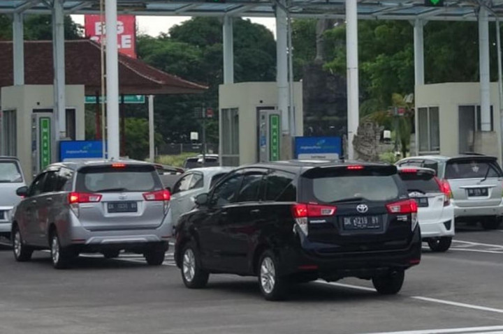 Hal ini dilakukan demi menjaga kenyamanan para pengguna jasa, terutama jelang akhir pekan yang identik dengan peningkatan volume kendaraan. Para pemangku kepentingan bandara yakni PT Angkasa Pura I Bandara Internasional I Gusti Ngurah Rai, Dinas Perhubungan Kabupaten Badung, Kepolisian Resor Kawasan Bandara Ngurah Rai, Kepolisian Sektor Kuta, dan Lanud TNI Angkatan Udara I Gusti Ngurah Rai sepakat melakukan uji coba rekayasa atau penyesuaian arus lalu lintas kendaraan dari dan menuju bandara. Uji coba tersebut mulai dilakukan pada hari Jumat besok.