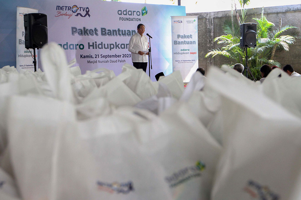 PT Adaro Energy Indonesia Tbk bekerjasama dengan Metro TV memberikan bantuan bahan pangan sebanyak 2.000 paket untuk masyarakat.