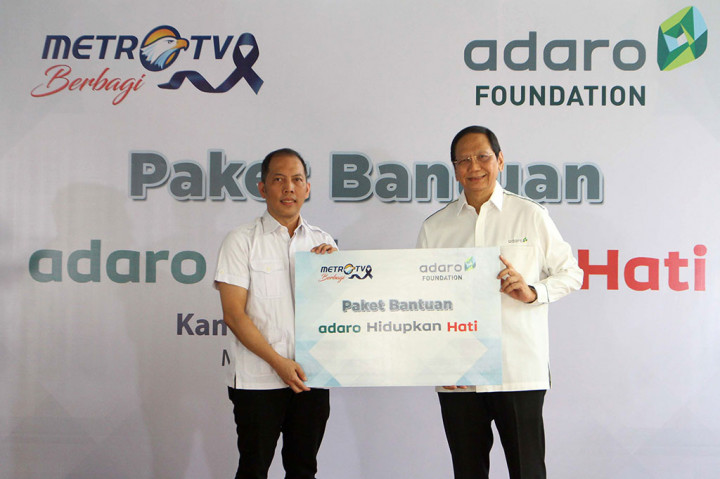 Paket bantuan diserahkan secara simbolis oleh Komisaris PT Adaro Enenrgy Indonesia Tbk & Dewan Pengawas Yayasan Adaro Bangun Negeri (YABN) Mohammad Effendi dan Direktur PT Adaro Energy Indonesia Tbk Julius Aslan kepada President Director Metro TV Don Bosco Selamun dan Finance & HR Director Metro TV Arif Nugroho.