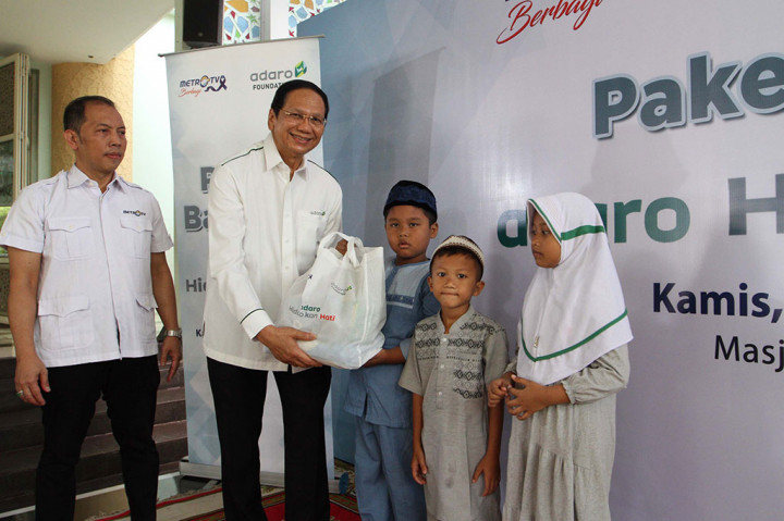 Penyerahan bantuan bahan pangan bertajuk 'Paket Bantuan untuk Negeri' tersebut dilaksanakan dalam rangka Hari Ulang Tahun (HUT) Adaro ke-31 dan HUT ke-23 Metro TV. 