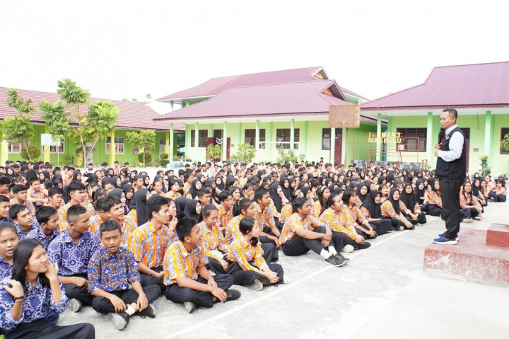 Komisi Pemilihan Umum (KPU) Provinsi Riau melaksanakan sosialisasi dan pendidikan pemilih pemula di SMA Negeri 3 Kecamatan Siak Hulu, Kabupaten Kampar, Kamis, 21 September 2023. Kegiatan itu dilaksanakan di halaman SMA Negeri Siak Hulu.