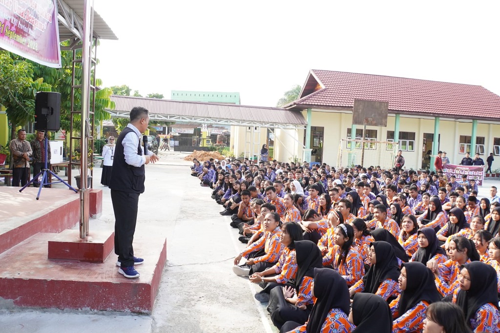 Kegiatan yang diikuti oleh ratusan siswa-siswi tersebut dihadiri Ketua Divisi Sosialisasi Pendidikan Pemilih Partisipasi Masyarakat dan SDM KPU Riau Nugroho Noto Susanto, Ketua Divisi Sosialisasi Pendidikan Pemilih
Partisipasi Masyarakat dan SDM KPU Kampar Sardalis, Kasubag Teknis dan Parmas KPU Kabupaten Kampar, Ketua dan Anggota PPK Siak Hulu, PPS Pandau Jaya serta tim Parmas KPU Provinsi Riau. Dari pihak sekolah hadir pula Wakil Kepala Sekolah Bidang Kurikulum bapak Ambar dan para jajaran majelis guru lainnya, serta siswa siswi atau pelajar SMA Negeri 3 Siak Hulu.