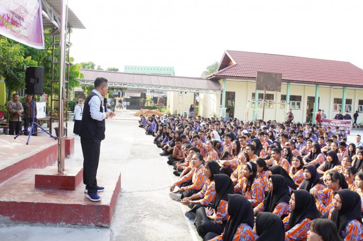 Kegiatan yang diikuti oleh ratusan siswa-siswi tersebut dihadiri Ketua Divisi Sosialisasi Pendidikan Pemilih Partisipasi Masyarakat dan SDM KPU Riau Nugroho Noto Susanto, Ketua Divisi Sosialisasi Pendidikan Pemilih
Partisipasi Masyarakat dan SDM KPU Kampar Sardalis, Kasubag Teknis dan Parmas KPU Kabupaten Kampar, Ketua dan Anggota PPK Siak Hulu, PPS Pandau Jaya serta tim Parmas KPU Provinsi Riau. Dari pihak sekolah hadir pula Wakil Kepala Sekolah Bidang Kurikulum bapak Ambar dan para jajaran majelis guru lainnya, serta siswa siswi atau pelajar SMA Negeri 3 Siak Hulu.