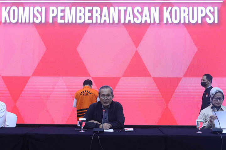 Komisi Pemberantasan Korupsi (KPK) menahan mantan Direktur Utama PT Sriwijaya Mandiri Sumsel (SMS) Perseroda Sarimuda. Dia merupakan tersangka kasus dugaan rasuah terkait kerja sama pengangkutan batu bara.