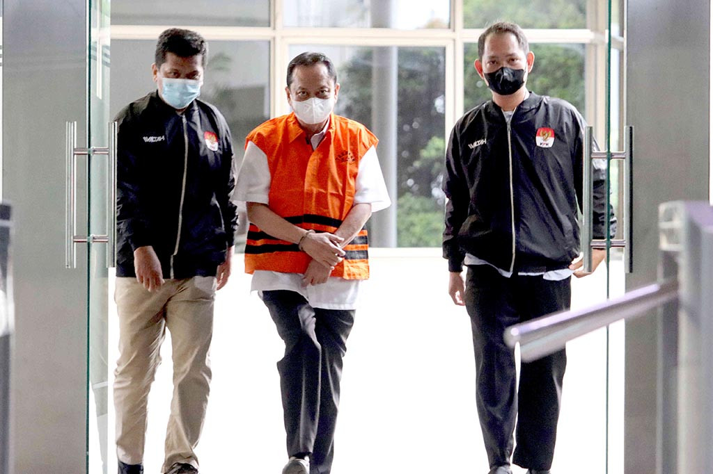 Namun, dia menyalahgunakan kewenangannya atas kebijakan itu pada 2020 sampai dengan 2021. Sarimuda kerap meminta pengeluaran kas PT SMS Perseroda dengan pembuatan dokumen tagihan fiktif.