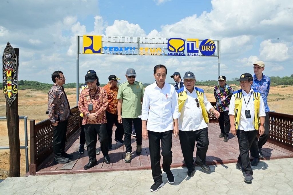 Presiden Joko Widodo melakukan pengisian awal atau impounding di Bendungan Sepaku Semoi, Kabupaten Penajam Paser Utara, Provinsi Kalimantan Timur, pada Kamis, 21 September 2023. Presiden Jokowi secara simbolis memutar tuas untuk membendung air di bendungan tersebut.
