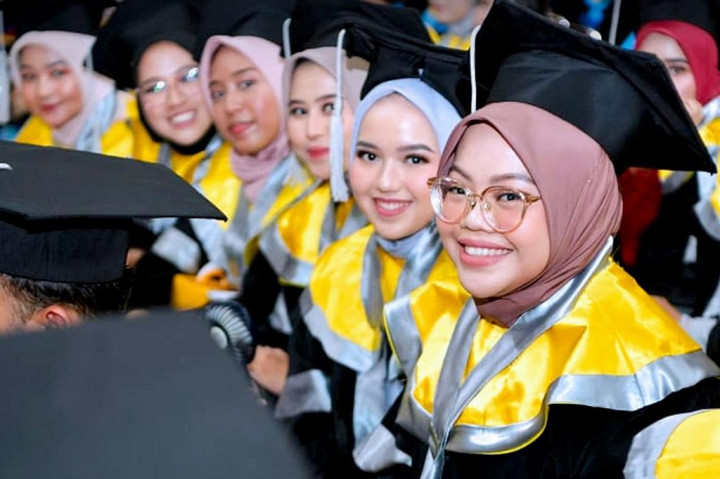 Pada wisuda hari ini dilantik 3.721 orang lulusan dari Program Sarjana Rumpun Sosial Humaniora dan Program Pendidikan Vokasi, yang berasal dari berbagai fakultas. Satu di antara para wisudawati kali ini adalah Putri Wapres yang bernama Natasya Nisaul Alfani dari Fakultas Ekonomi dan Bisnis, yang tampak hadir mengenakan kerudung cokelat berbaur dengan para wisudawan yang lain.