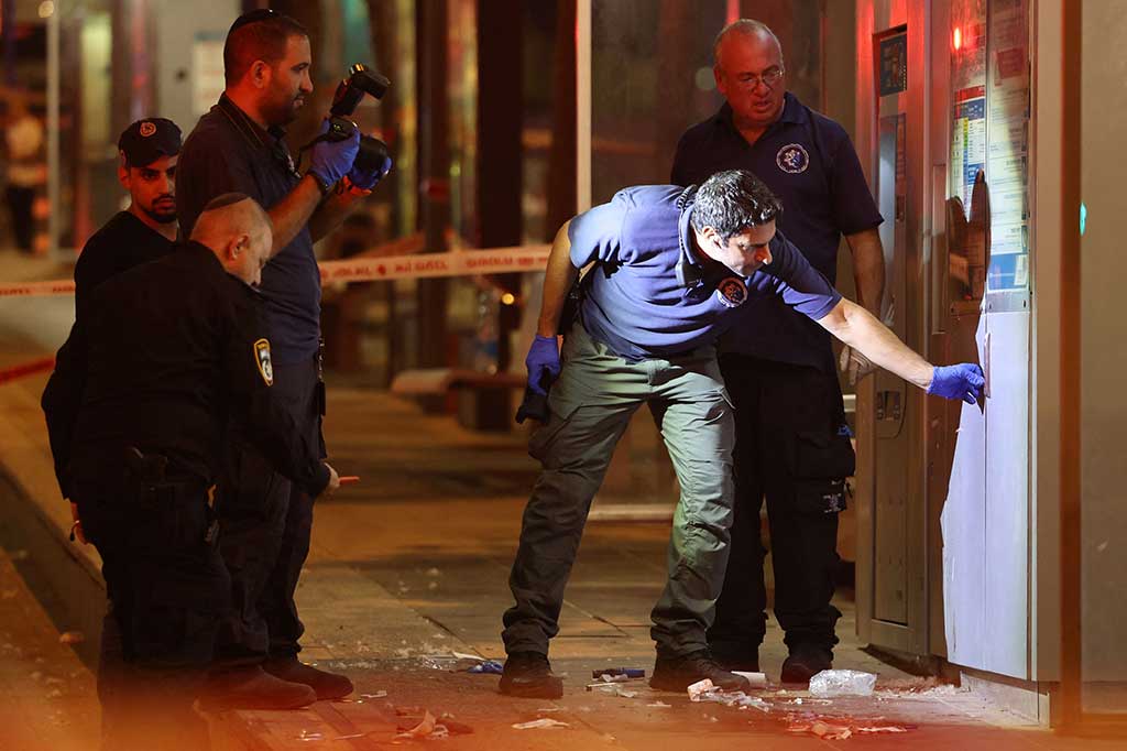 Dikatakan bahwa penyerang yang tidak disebutkan namanya itu ditangkap polisi dan menerima perawatan medis setelah berhasil dilumpuhkan oleh tembakan beberapa detik setelah serangan oleh dua petugas keamanan kereta api ringan.