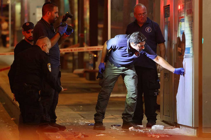 Dikatakan bahwa penyerang yang tidak disebutkan namanya itu ditangkap polisi dan menerima perawatan medis setelah berhasil dilumpuhkan oleh tembakan beberapa detik setelah serangan oleh dua petugas keamanan kereta api ringan.