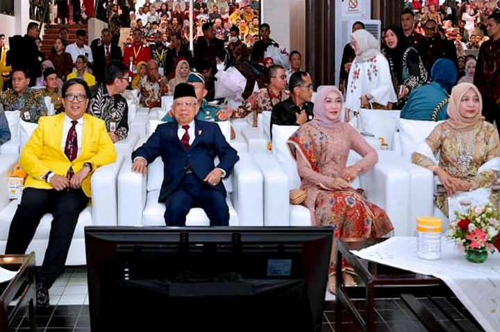 Wapres beserta Ibu Ma’ruf Amin siang ini menghadiri Wisuda Program Sarjana dan Pendidikan Vokasi di Universitas Indonesia (UI), Jl. Prof. DR. Mahar Mardjono, Pondok Cina, Kecamatan Beji, Kota Depok, Jawa Barat, Kamis, 21 September 2023.