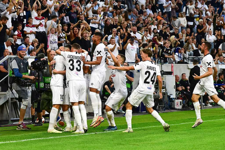 Liverpool menguasai jalannya laga di awal babak pertama, namun justru kebobolan saat pertandingan memasuki menit ke-14. Tuan rumah mencuri gol melalui tendangan keras Florian Flecker menyambut umpan sepak pojok Sascha Horvath. Skor 1-0 untuk keunggulan LASK bertahan hingga jeda.