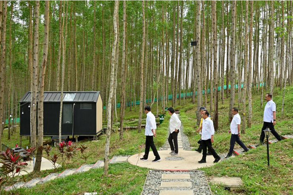 Jokowi yang mengenakan kemeja putih lengan panjang tampak mengamati sejumlah infrastruktur yang tengah dibangun IKN, seperti Istana Negara dan Kantor Presiden.