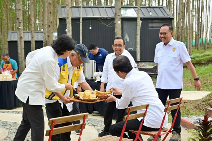 Setelah itu, Presiden bersama para menteri kemudian berjalan bersama menuju area makan di tempatnya bermalam untuk makan pagi bersama dengan menu sederhana, seperti bubur ayam, nasi uduk, hingga roti bakar.