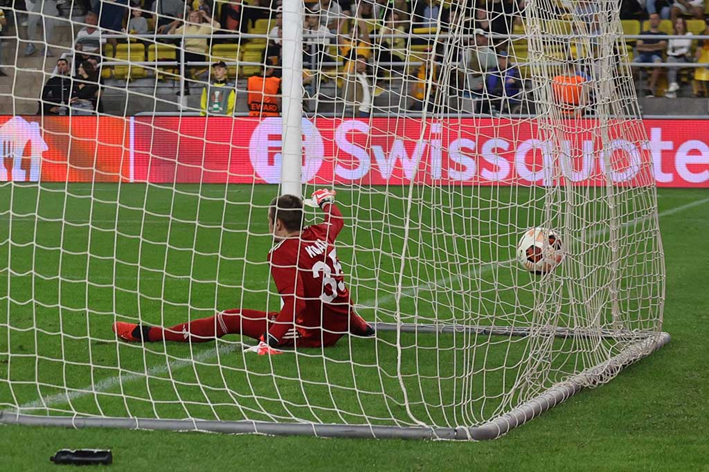 AS Roma sukses mencuri keunggulan terlebih dahulu setelah bek tengah FC Sheriff Kiki Gabi melakukan gol bunuh diri di akhir babak pertama. Skor 1-0 untuk Roma bertahan hingga babak pertama usai.