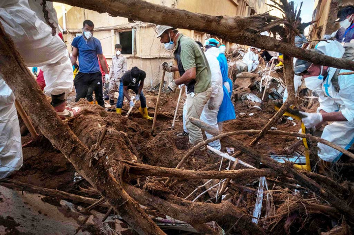 Banjir bandang sebesar tsunami menerobos dua bendungan tua di hulu kota pesisir setelah Badai Mediterania Daniel melanda daerah tersebut pada 10 September. Bencana ini menghancurkan seluruh lingkungan, menyapu ribuan orang ke laut.