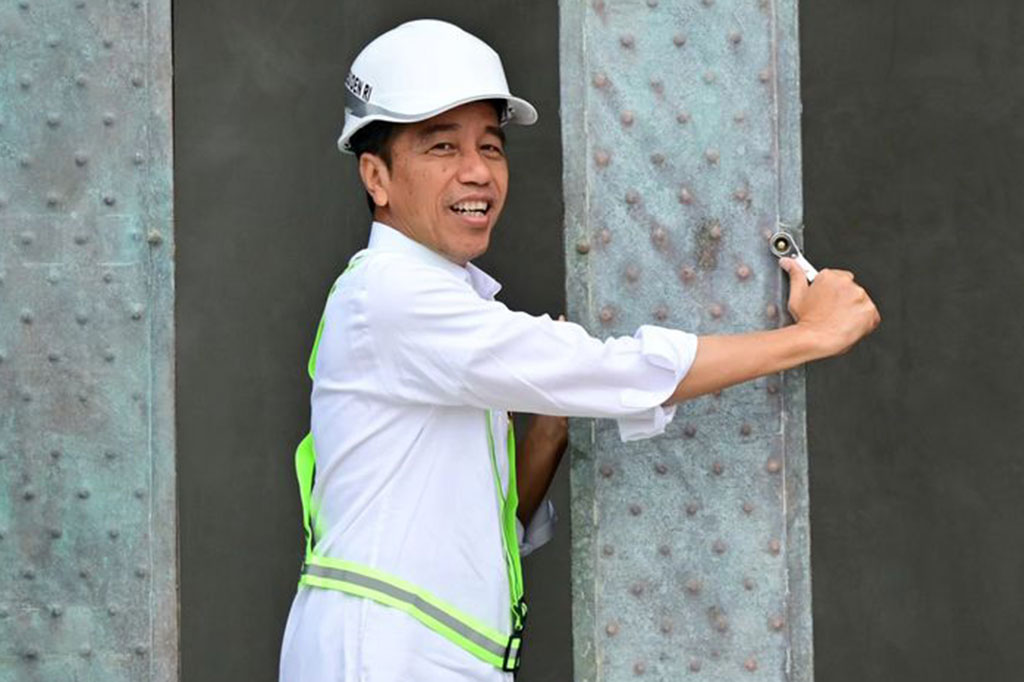 Presiden Joko Widodo meninjau perkembangan pembangunan dan memasang bilah pertama Garuda di Kantor Presiden, Ibu Kota Nusantara (IKN), Penajam Paser Utara, Kalimantan Timur, Jumat, 22 September 2023.