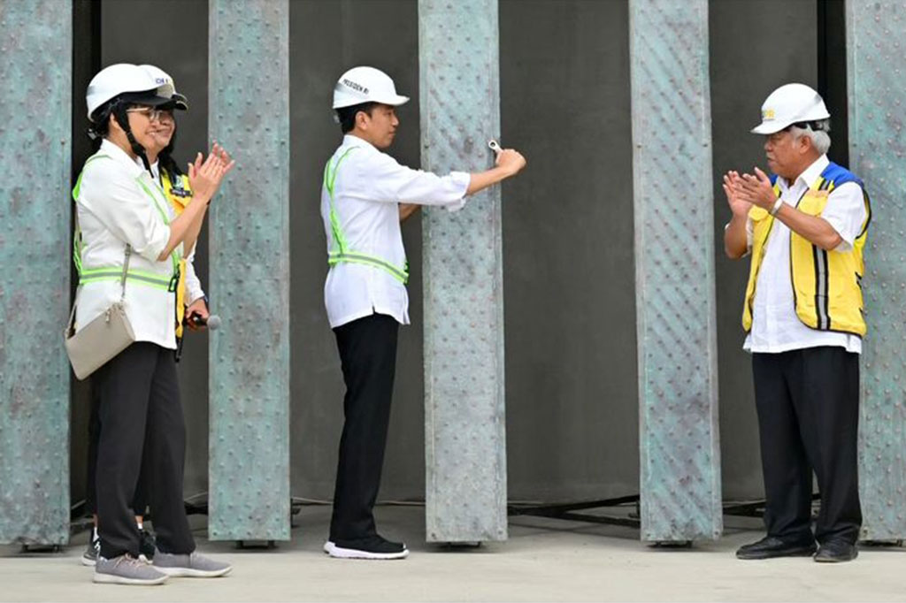 Presiden tiba di lokasi sekitar pukul 07.55 WITA, kemudian menuju area lantai atas bangunan yang akan dijadikan kantor presiden. Jokowi pun secara simbolis memasang modul pertama Garuda yang akan menjadi ikon bangunan kantor presiden.