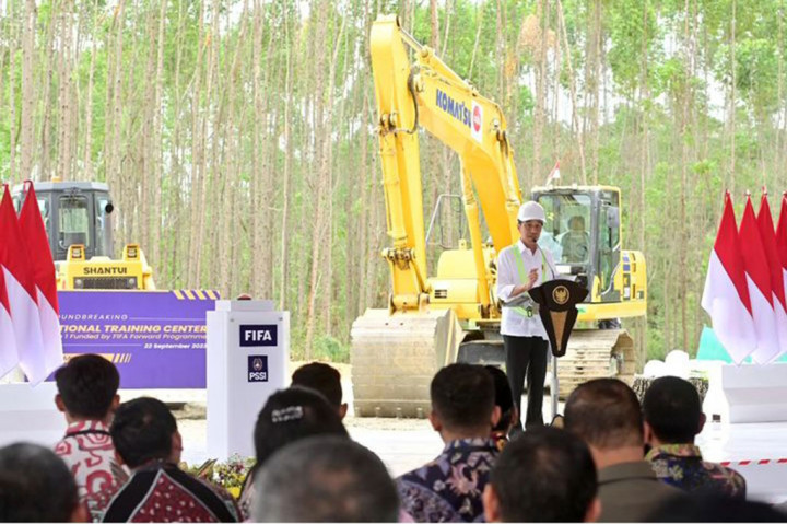 Jokowi mengatakan meskipun memiliki banyak stadion sepakbola bertaraf internasional di berbagai kota besar di Indonesia, seperti di Pulau Jawa, Sumatera, Kalimantan, Sulawesi, dan Papua, namun timnas Indonesia belum memiliki tempat latihan yang terpusat dan terintegrasi. 