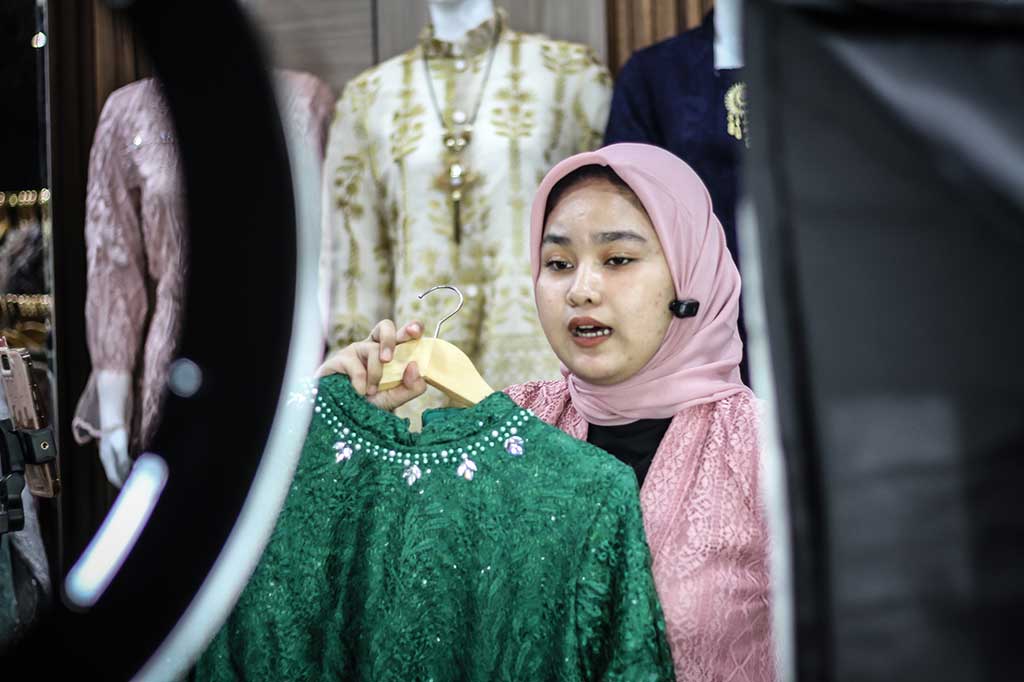 Dengan kondisi pasar saat ini, Ghaida menjelaskan, bahwa harga sewa toko pun tidak ada perubahan, melainkan sama seperti biasa.

