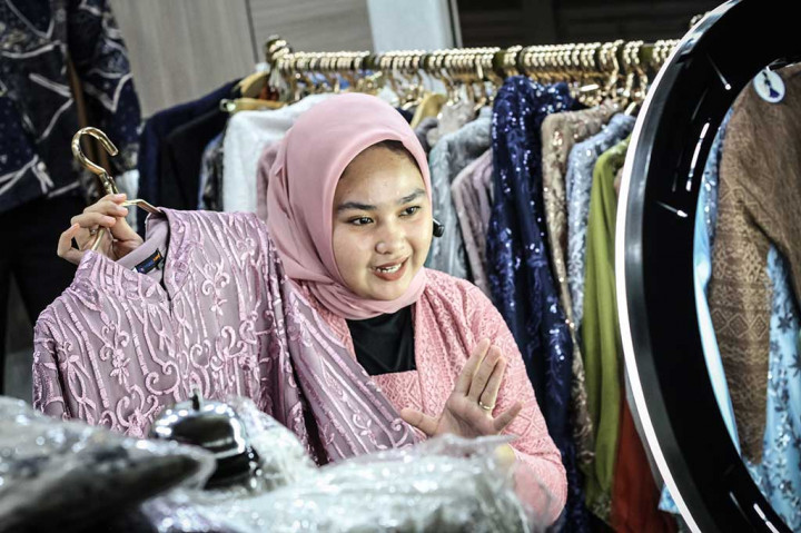 Tidak hanya melalui aplikasi TikTok, namun ia juga berjualan secara online melalui aplikasi Shopee. 