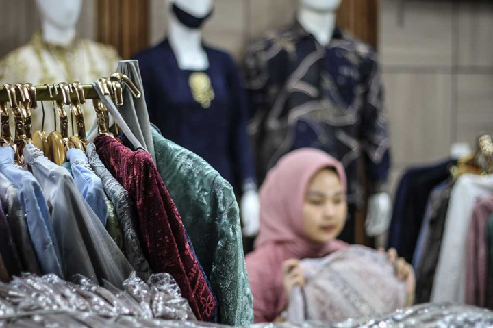 Ghaida, salah satu penjual kebaya di Pasar Tanah Abang mengaku sangat terbantu semenjak ia berjualan melalui aplikasi Tiktok Shop. Sebelumnya ia biasa mendapat pemasukan lebih besar, namun situasi saat ini membuat pendapatannya menurun.