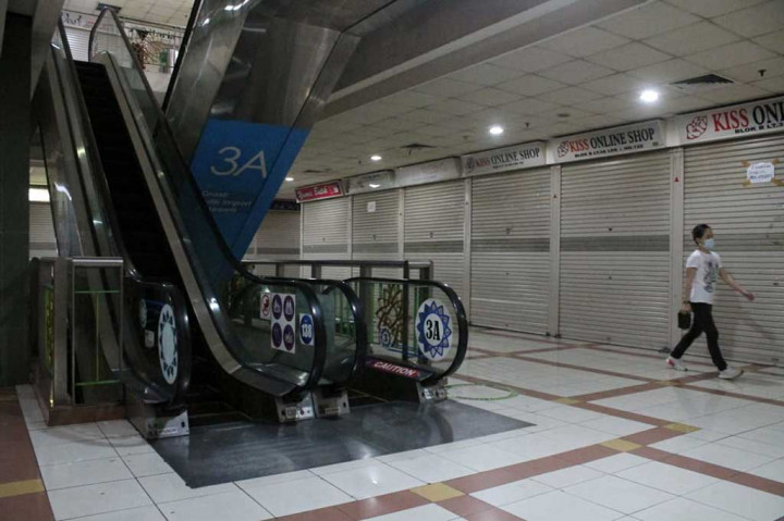 Belakangan ini kondisi Pasar Tanah Abang sepi pembeli. Para pedagang mengeluhkan turunnya daya beli masyarakat dan juga pendapatan penjualan mereka. Hal tersebut terjadi karena belakangan ini banyak masyarakat yang memilih belanja secara daring, sehingga kegiatan belanja secara luring semakin turun.