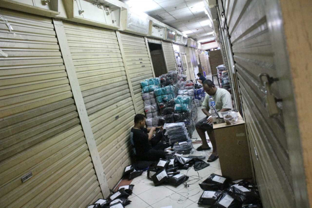 Kondisi seperti ini tidak membuat sejumlah para pedagang pasrah begitu saja. Sehingga banyak yang juga berusaha berjualan secara online melalui aplikasi seperti TikTok Shop, Shopee, dan aplikasi belanja lainnya.