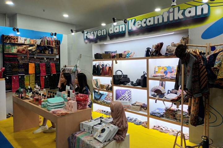 Pembukaan Bazar UMKM September 2023 diresmikan secara simbolis oleh Staf Ahli Bidang Keuangan dan Pengembangan UMKM Kementerian BUMN Loto Srinaita Ginting, bersama jajaran Direksi PT PLN (Persero) dan Peruri pada Jumat, 22 September 2023.