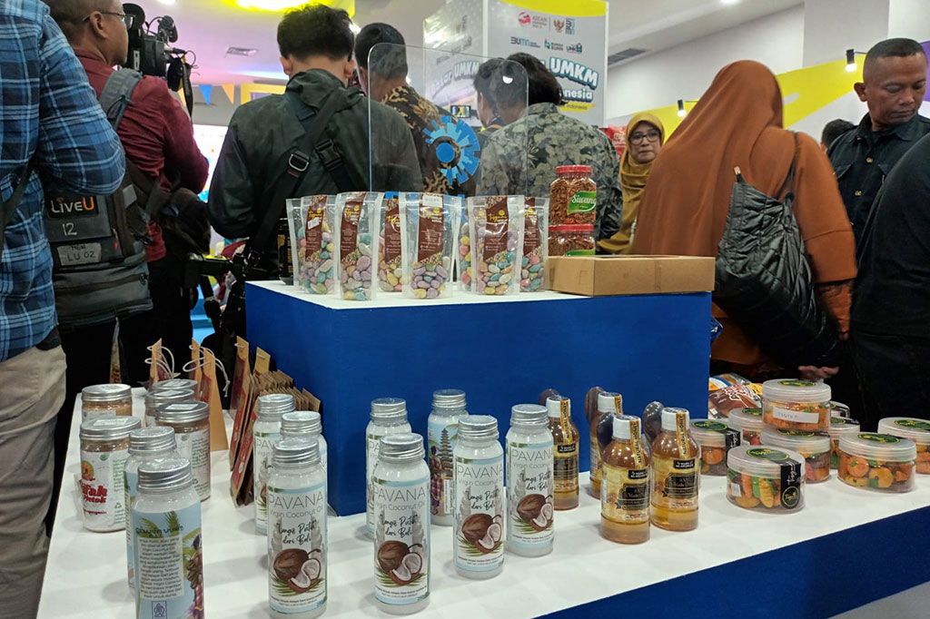 Bazar ini juga menjadi sarana bagi para UMKM dalam memperluas pasar baik secara luring maupun daring melalui PaDi UMKM serta dapat menambah pembeli tidak hanya B2C Business to Customer namun juga B2B Business to Business.