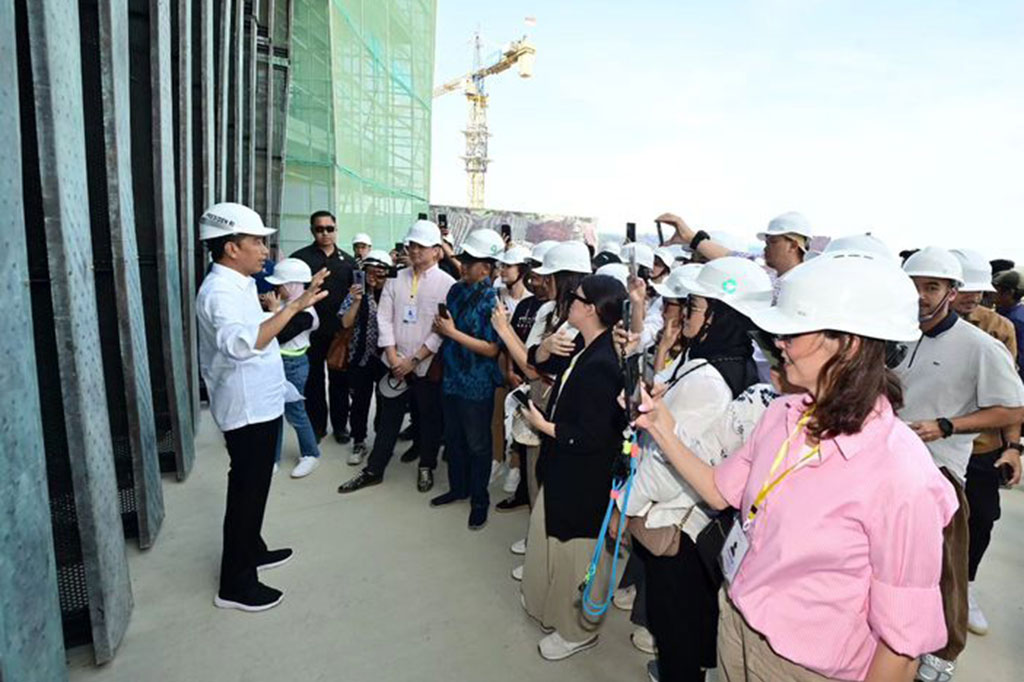 Presiden Joko Widodo mengajak sejumlah penggiat seni berkeliling kawasan Ibu Kota Nusantara (IKN) di Kabupaten Penajam Paser Utara, Kalimantan Timur, Jumat, 22 September 2023.
