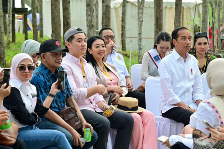 Senada dengan Saykoji, aktris Asri Welas pun mengaku bangga karena Indonesia akhirnya bisa mulai melaksanakan pemerataan pembangunan. 