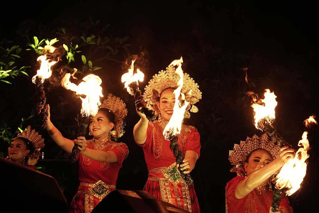 Pepe Pepe Baine merupakan seni tari api yang dilakukan oleh perempuan. Dipersembahkan oleh Sanggar Siradjuddin, Pepe Pepe Baine adalah pengembangan dari tradisi Pepe Pepeka Ri Makka yang sudah berkembang sejak abad ke-15. 