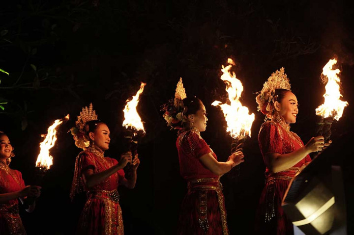 Pepe Pepeka Ri Makka juga merupakan seni tari api, tetapi dilakukan oleh para laki-laki. Sanggar Siradjuddin kemudian melakukan eksplorasi dengan melibatkan para perempuan sebagai penari api sejak 1999 dengan nama pertunjukan Pepe Pepe Baine.