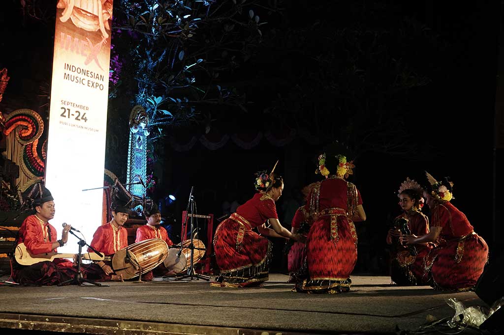 Awalnya, tarian api ini digunakan sebagai medium dakwah oleh Syekh Yusuf Al Makassari. Para penari yang lebih dulu berdoa dan membaca Al-Quran membuktikan bahwa iman telah menyelamatkan mereka meski tubuh dibakar.