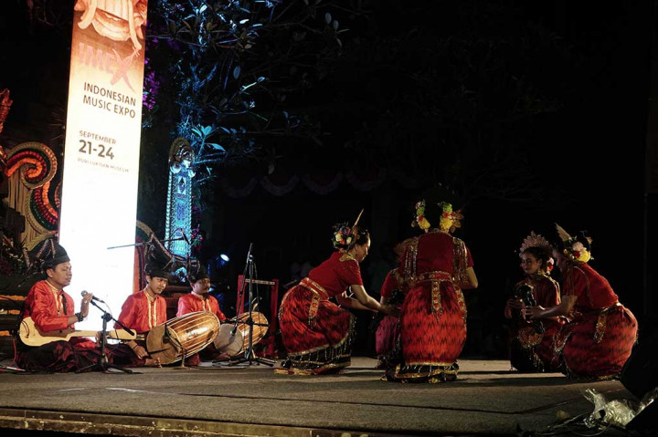 Awalnya, tarian api ini digunakan sebagai medium dakwah oleh Syekh Yusuf Al Makassari. Para penari yang lebih dulu berdoa dan membaca Al-Quran membuktikan bahwa iman telah menyelamatkan mereka meski tubuh dibakar.