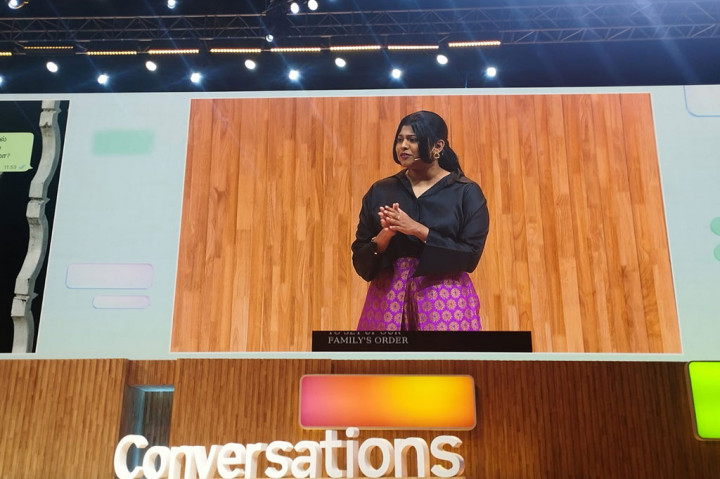 WhatsApp nantinya memungkinkan bisnis untuk menerima verifikasi dari Meta, yang nantinya membantu mengetahui bahwa kita sedang mengobrol bersama bisnis yang tepat. Untuk mendapatkan Verifikasi Meta, bisnis dapat menunjukkan keautentikannya kepada Meta, lalu nantinya akan mendapatkan lencana terverifikasi, dukungan akun yang ditingkatkan, dan perlindungan dari peniruan.