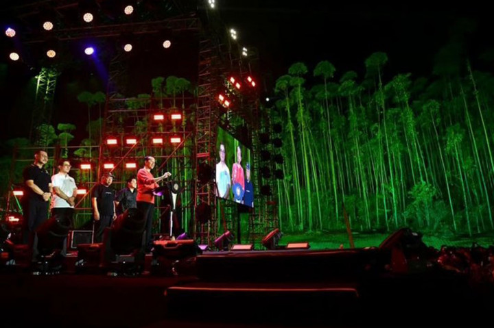 Presiden mengatakan IKN adalah pekerjaan besar yang akan mewujudkan beragam infrastruktur publik, berupa jalan tol, jalan raya, instalasi air, jembatan, kompleks pemerintahan, serta fasilitas publik lainnya.