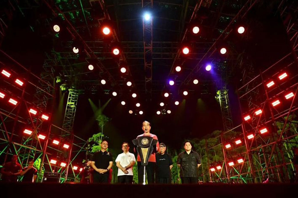 Presiden Joko Widodo (Jokowi) menyampaikan ucapan terima kasih kepada seluruh pekerja konstruksi atas dedikasi bekerja siang malam membangun infrastruktur Ibu Kota Nusantara (IKN).