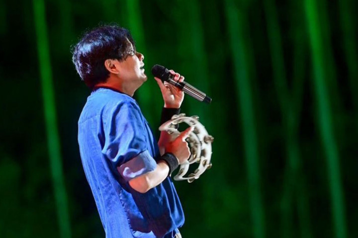 Armand Maulana bersama Grup Gigi tampil di atas panggung menghibur para pekerja dan warga sekitar IKN.