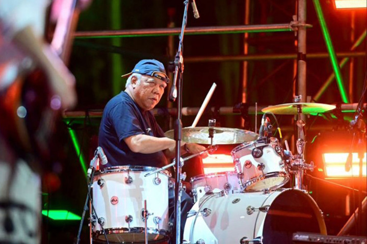  Menteri PUPR Basuki Hadimuljono menjadi penggebuk drum mengiringi grup Band Gigi dengan vokalis Armand Maulana.