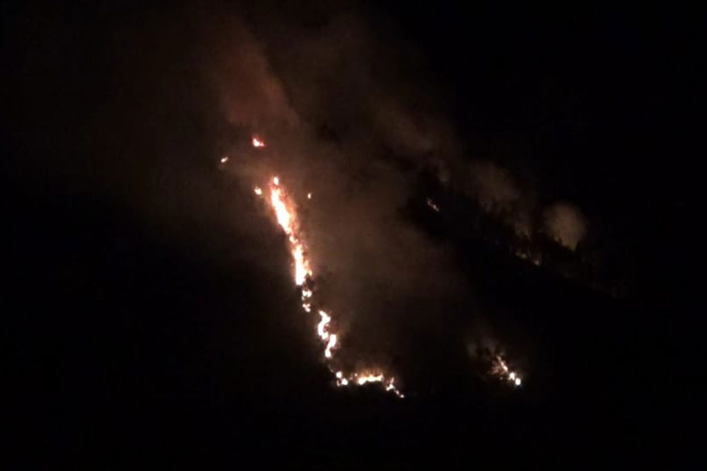 Upaya pemadaman secara keroyokan, melibatkan sukarelawan BPBD Karanganyar, unsur TNI dan Polri, serta petugas Perhutani, dan masyarakat desa hutan. Meski medan sangat sulit, akhirnya kerja keras itu berhasil memadamkan api pada Sabtu pagi.