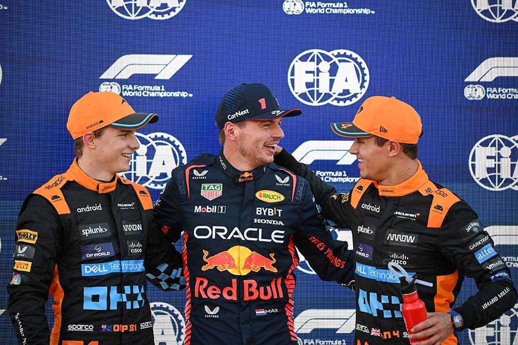 Sementara itu pembalap McLaren Oscar Piastri berada di urutan kedua dan rekan setim Piastri, Lando Norris, berada di urutan ketiga.