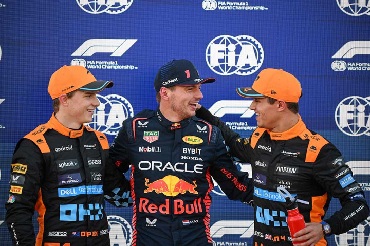 Sementara itu pembalap McLaren Oscar Piastri berada di urutan kedua dan rekan setim Piastri, Lando Norris, berada di urutan ketiga.